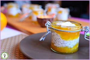 Pudding aux graines de chia et noix de coco, coulis passion. Sans lactose, sans gluten.