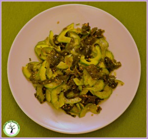 Salade japonaise d'algues wakame et concombre.